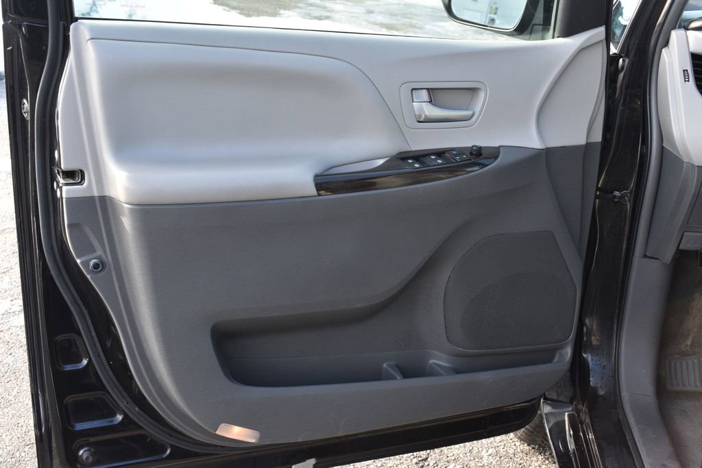Used 2016 Toyota Sienna XLE image 9