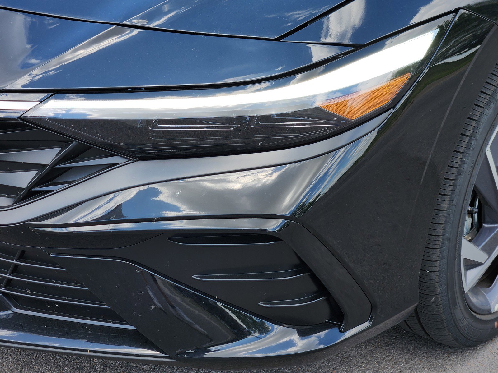 Certified 2025 Hyundai Elantra Limited FWD image 6