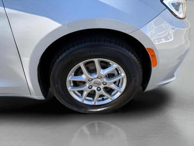 Used 2024 Chrysler Pacifica Touring-L FWD image 29