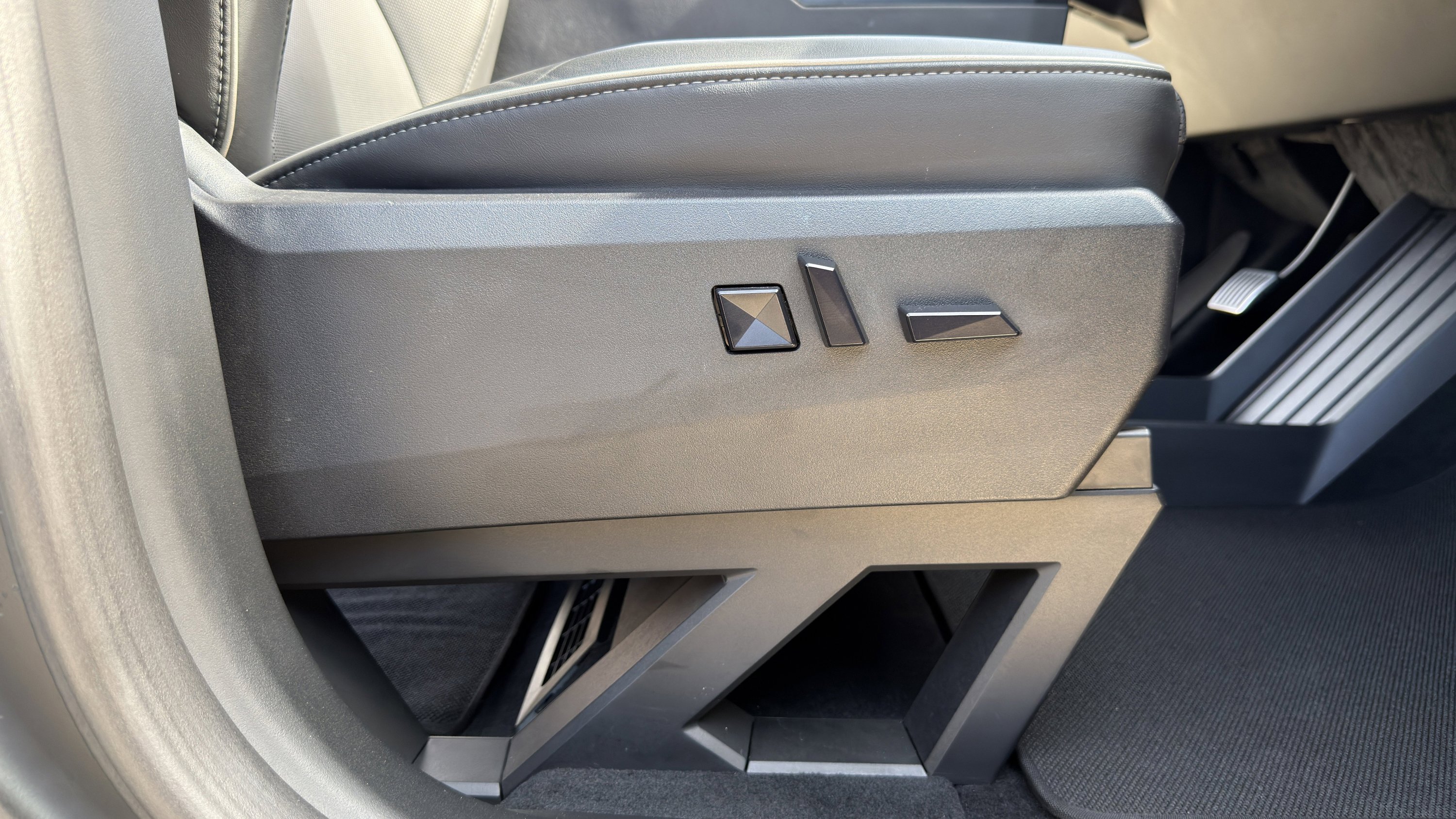 Used 2025 Tesla Cybertruck AWD Crew Cab image 61