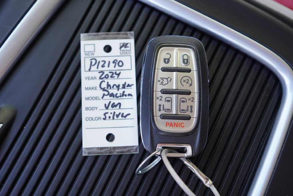Used 2024 Chrysler Pacifica Limited FWD image 35