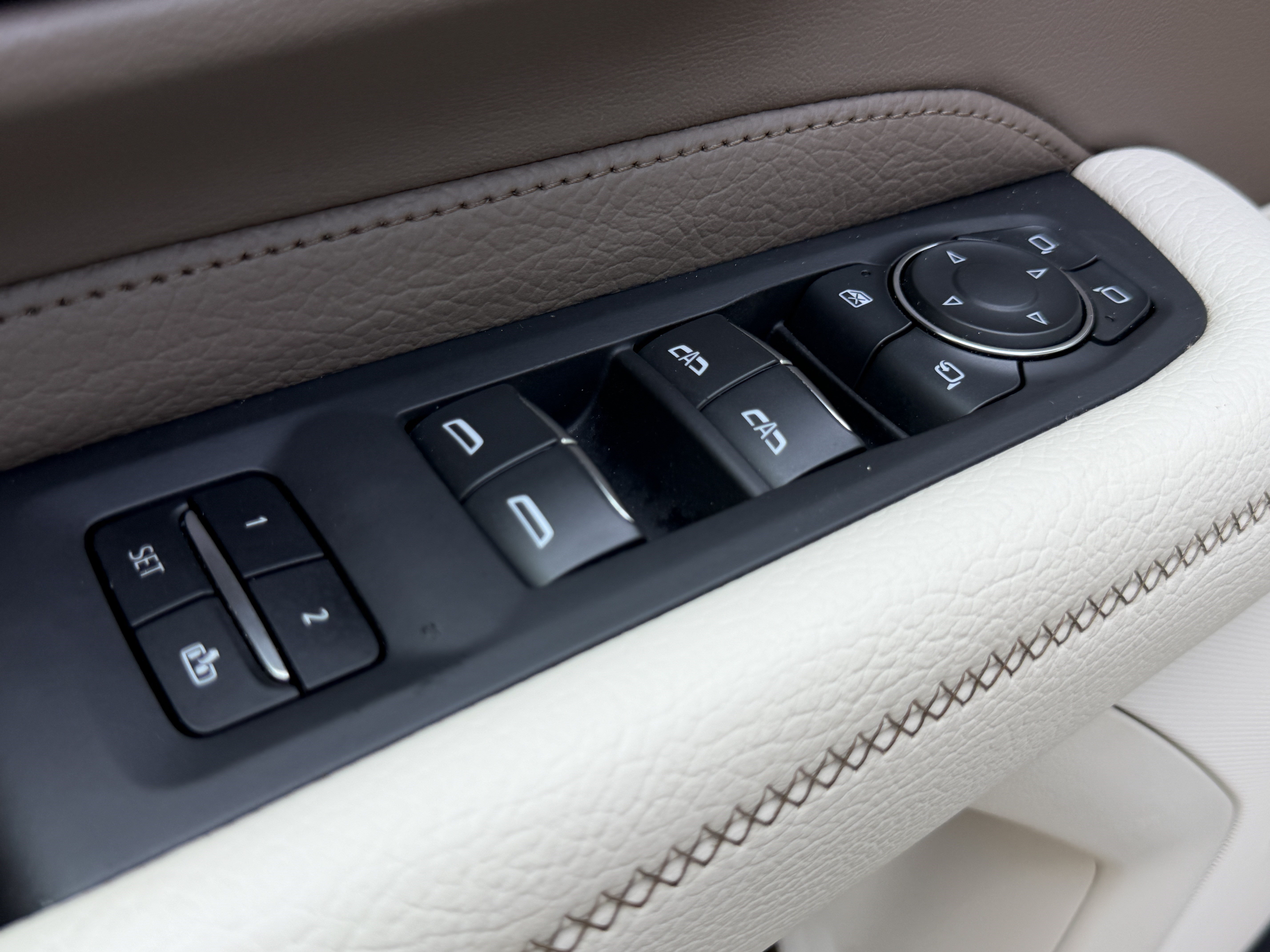 Used 2024 GMC Yukon Denali w/ Denali Reserve Package RWD image 8
