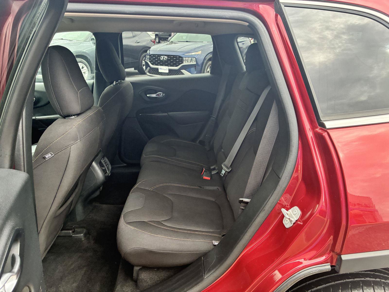 Used 2016 Jeep Cherokee Latitude w/ Comfort & Sound Group FWD image 12