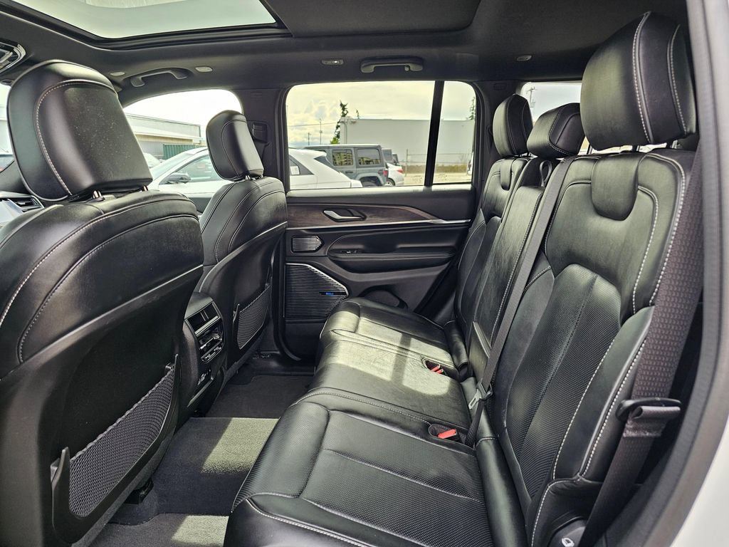 Used 2022 Jeep Grand Cherokee Overland AWD/4WD image 17