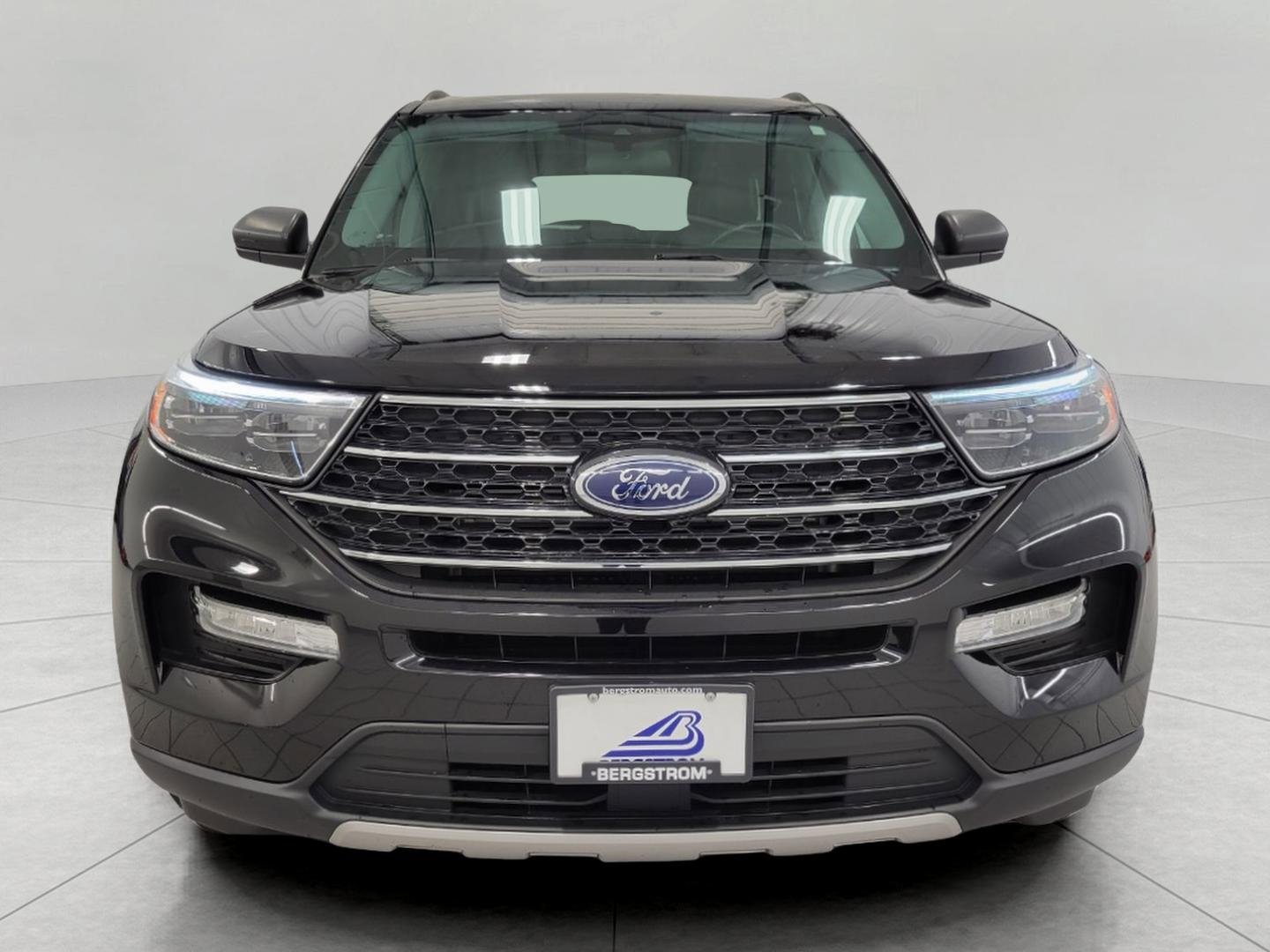 Used 2023 Ford Explorer XLT w/ Equipment Group 202A AWD/4WD image 14