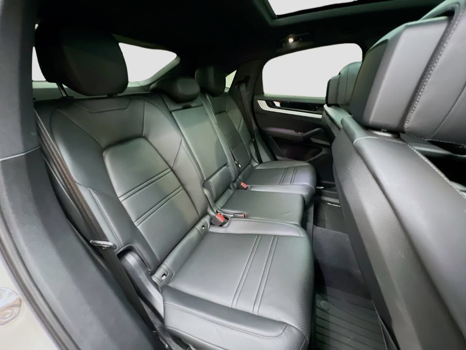 Certified 2025 Porsche Cayenne E-Hybrid Coupe AWD/4WD image 29