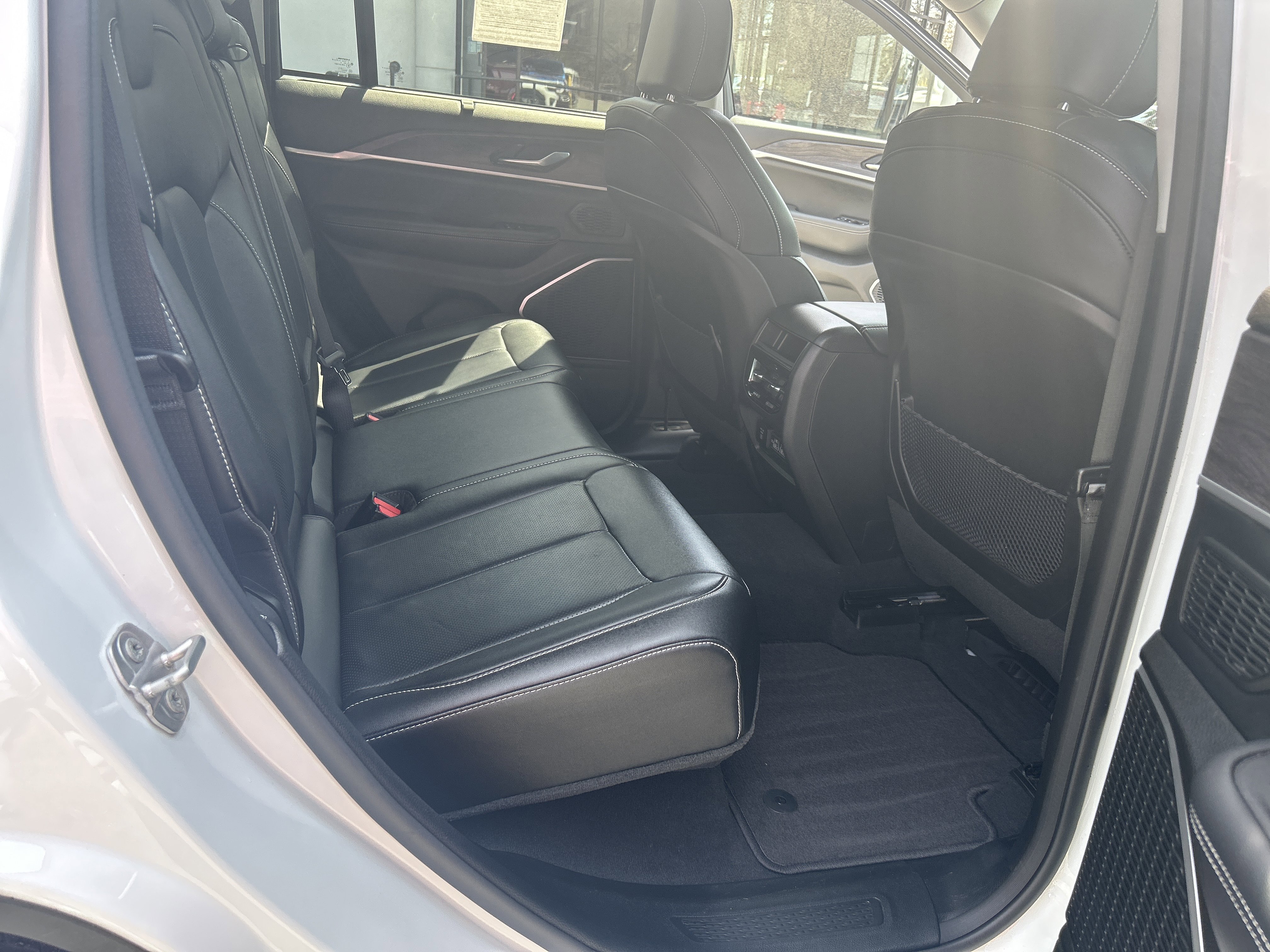 Certified 2022 Jeep Grand Cherokee Limited 4xe w/ Luxury Tech Group II AWD/4WD image 18
