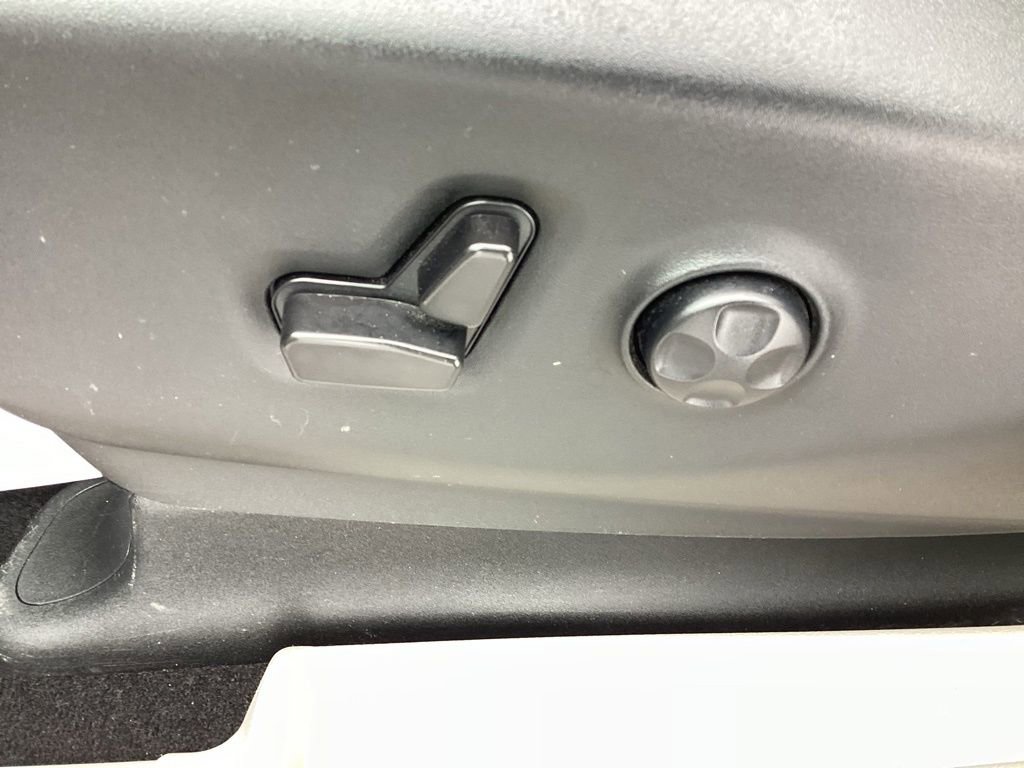 Used 2024 Chrysler Pacifica Touring-L image 18