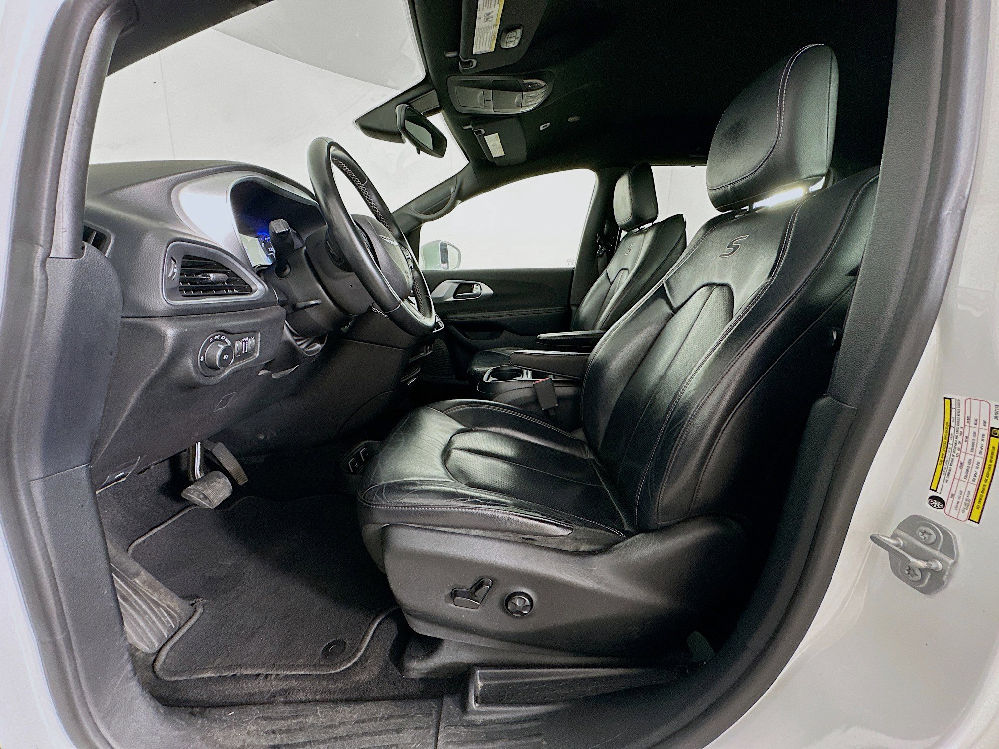 Used 2018 Chrysler Pacifica Touring-L w/ Premium Audio Group FWD image 13