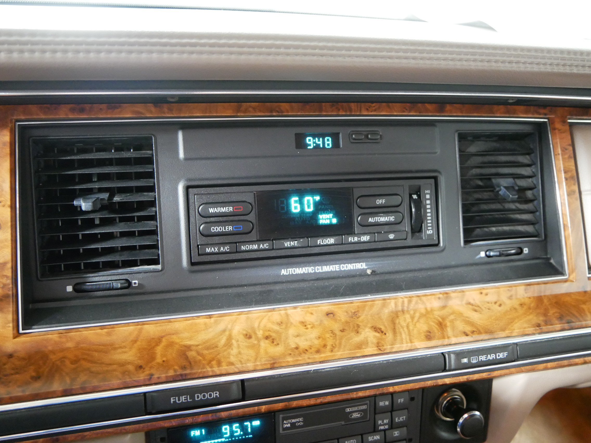 Used 1993 Lincoln Town Car Signature RWD image 23