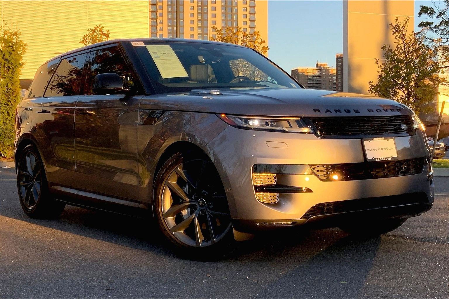 Used 2024 Land Rover Range Rover Sport SE image 2