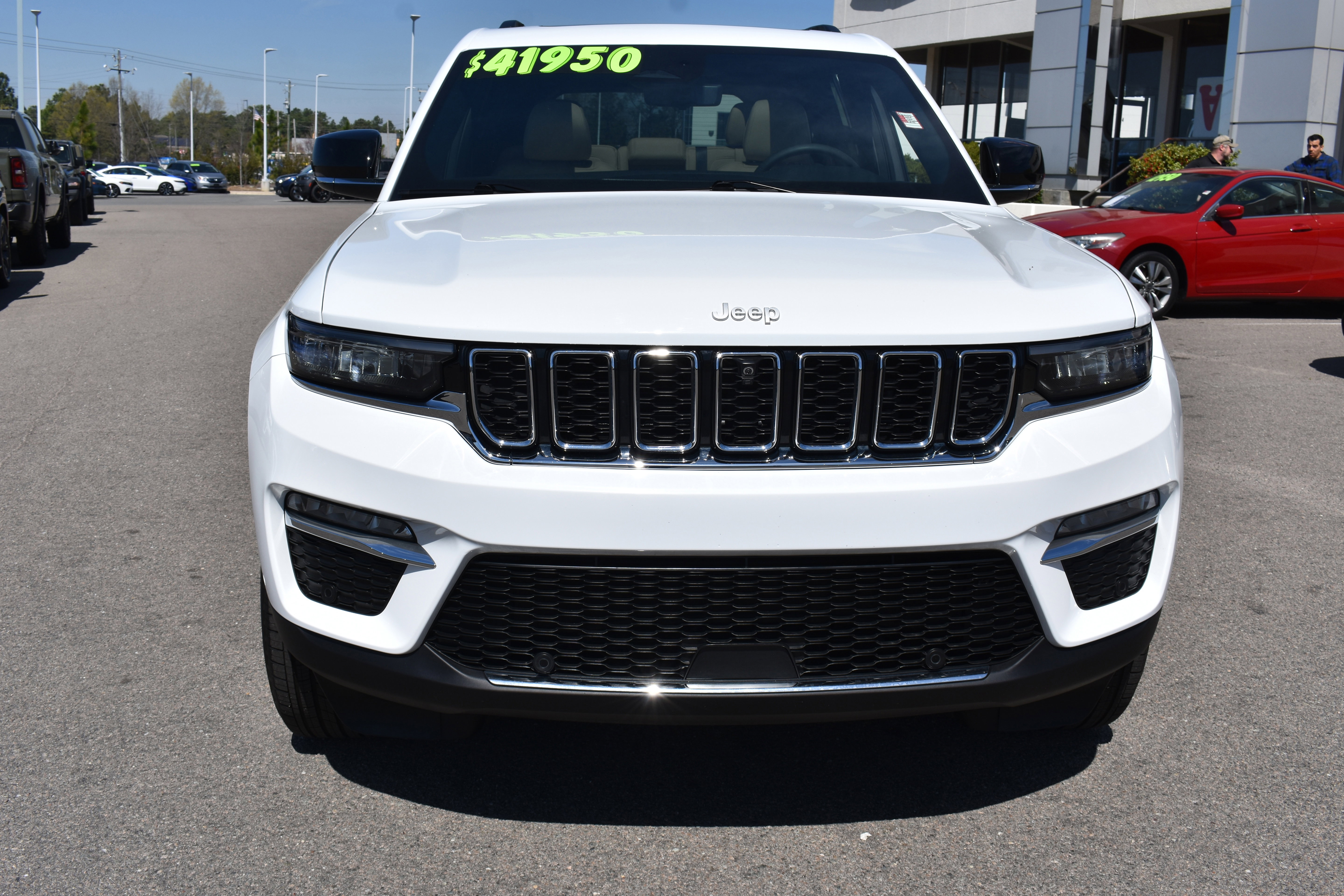 Used 2025 Jeep Grand Cherokee Limited w/ Luxury Tech Group II image 4