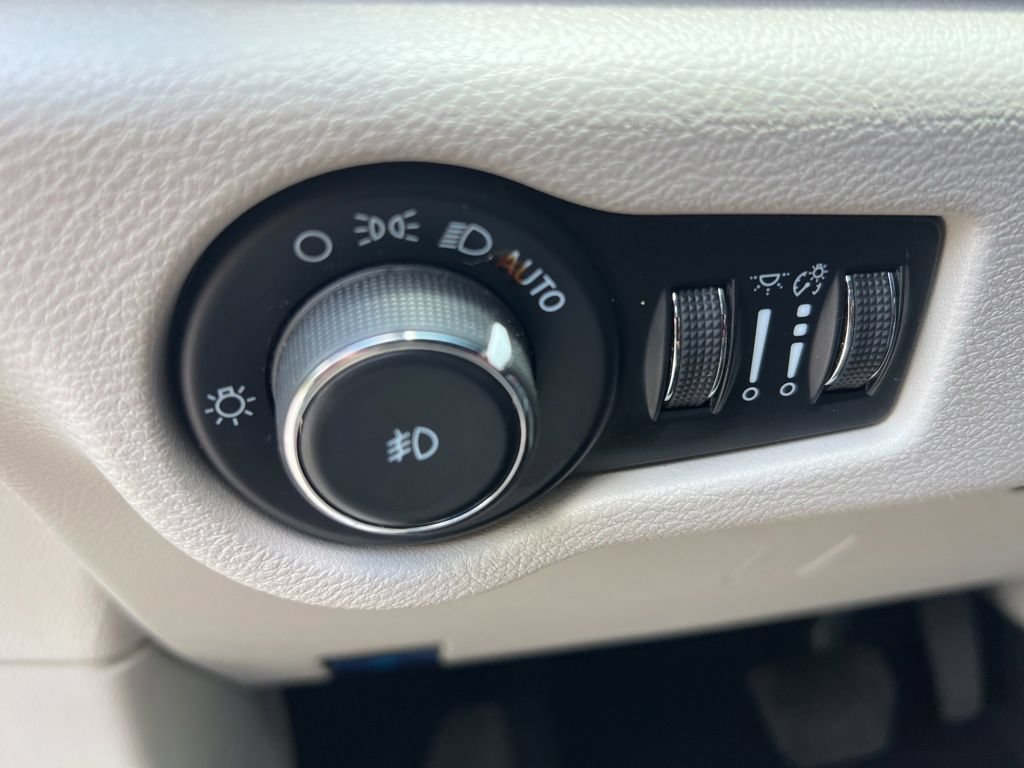 Used 2023 Chrysler Pacifica Touring-L FWD image 48