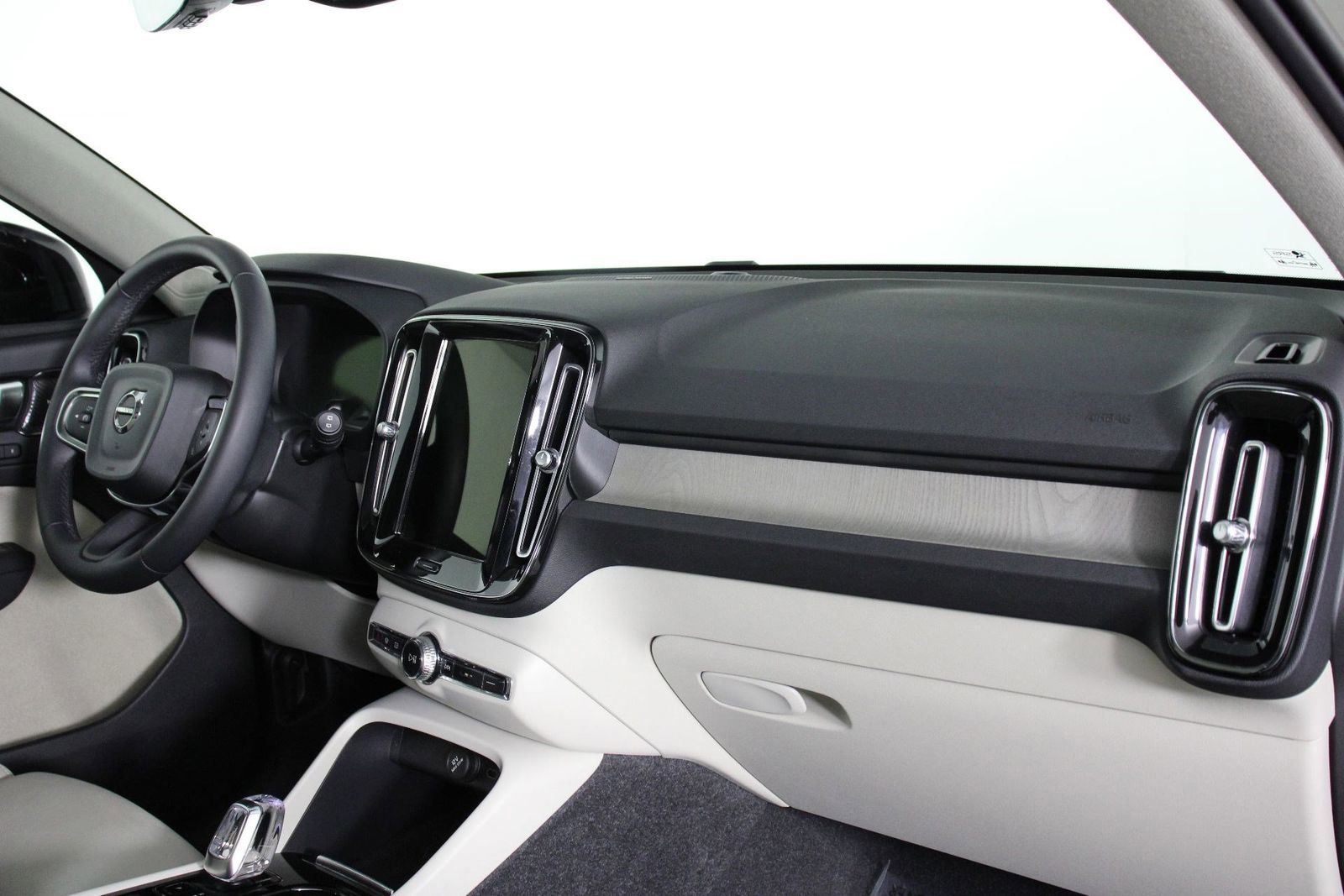 Certified 2023 Volvo XC40 B5 Ultimate w/ Protection Package Premier AWD/4WD image 22