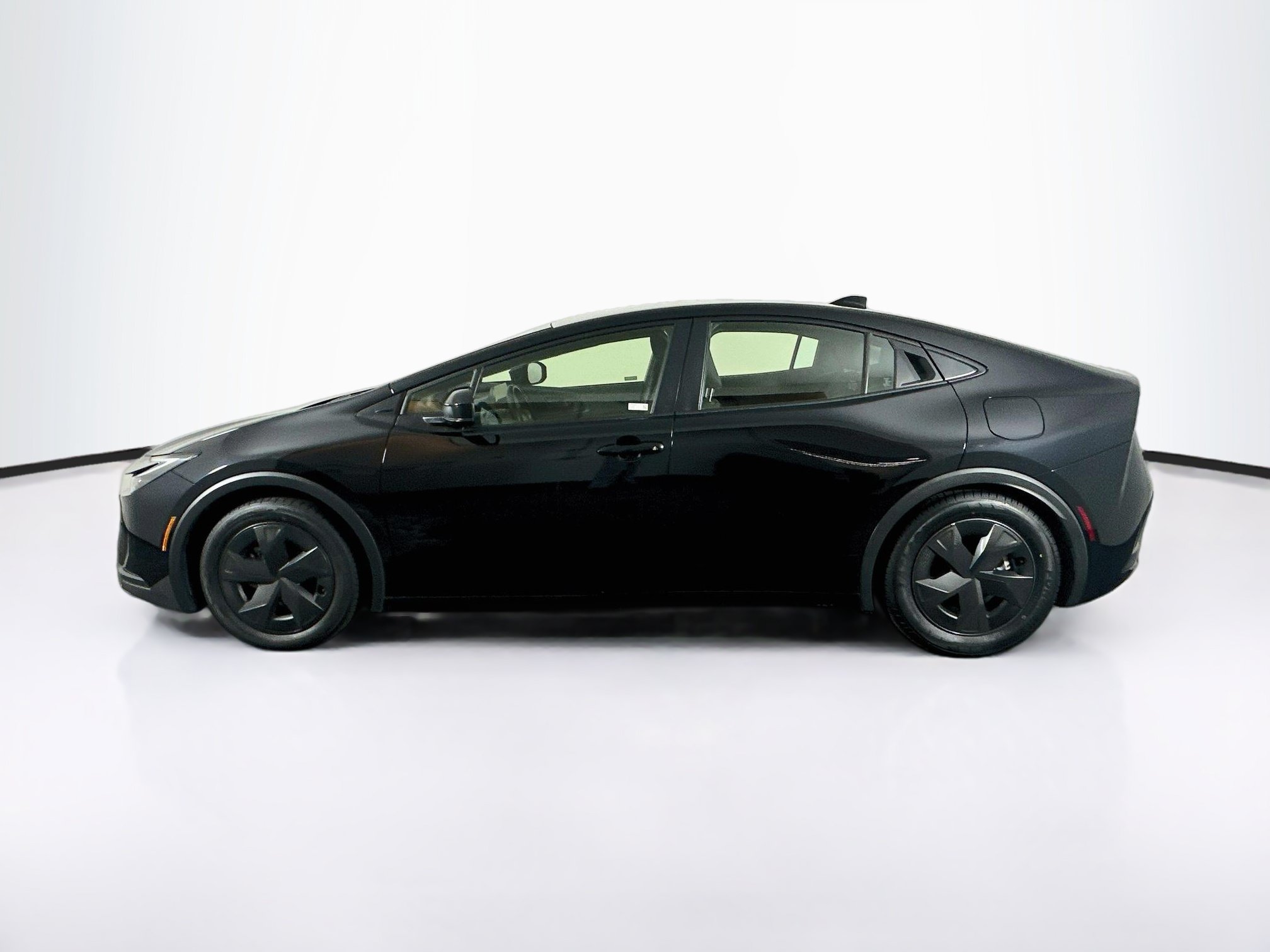 Used 2025 Toyota Prius LE FWD image 4