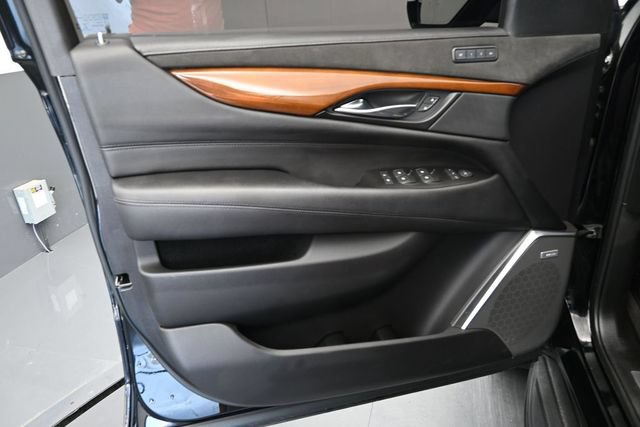 Used 2020 Cadillac Escalade Luxury w/ Escalade Sport Edition AWD/4WD image 17