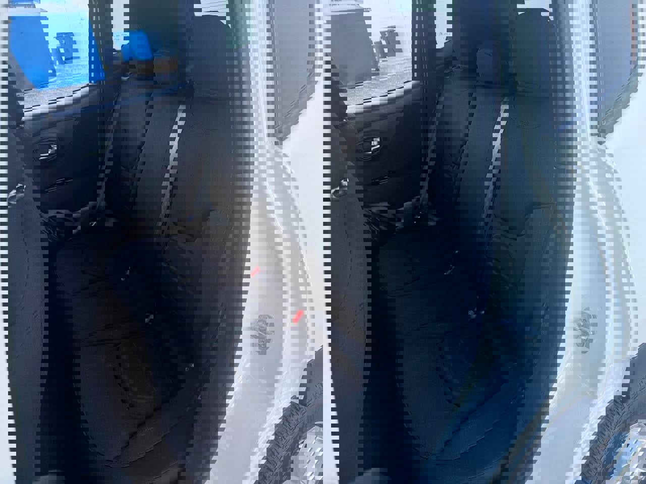 Used 2020 Jeep Renegade Latitude FWD image 24