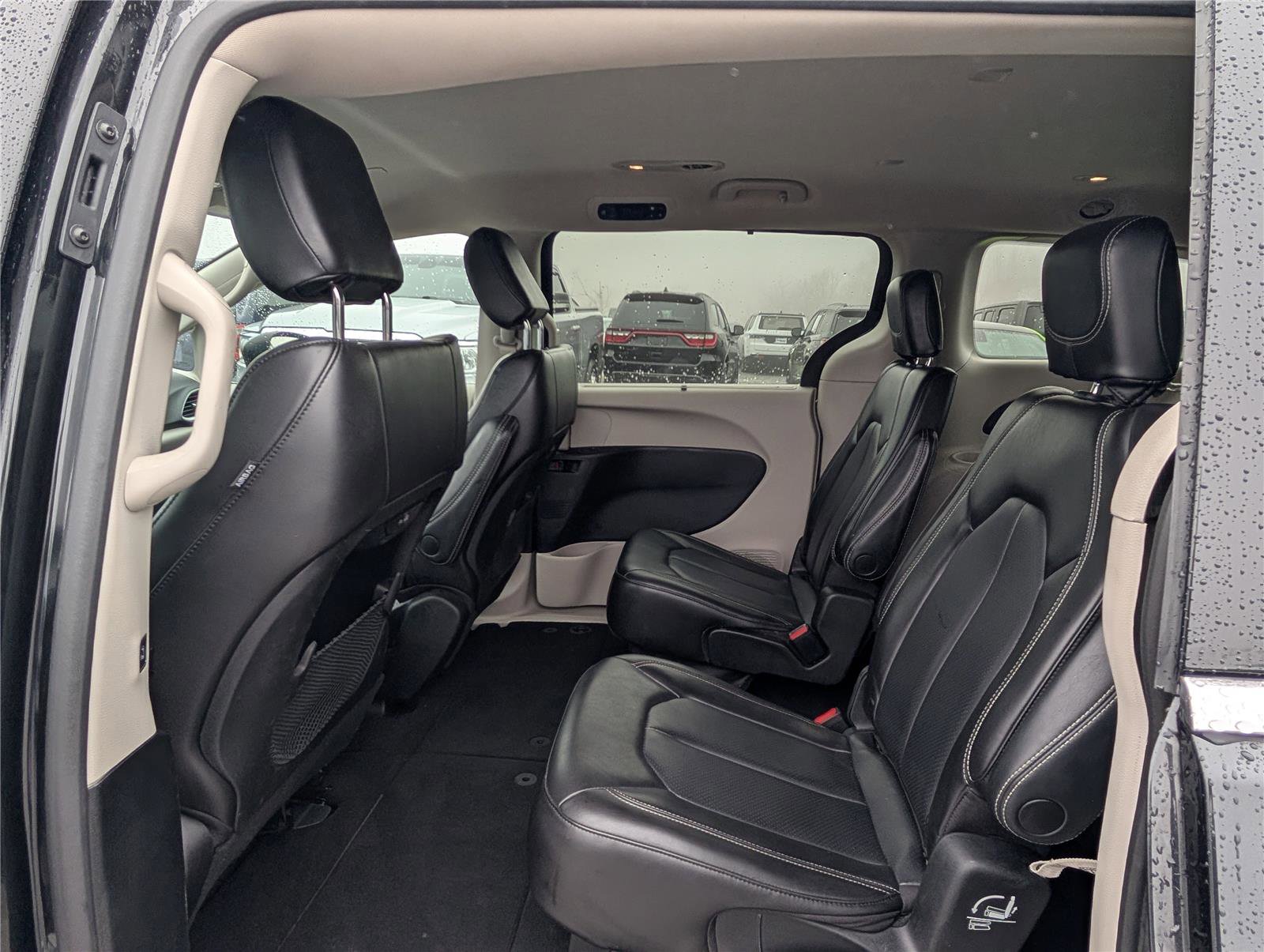 Used 2023 Chrysler Pacifica Touring-L image 14