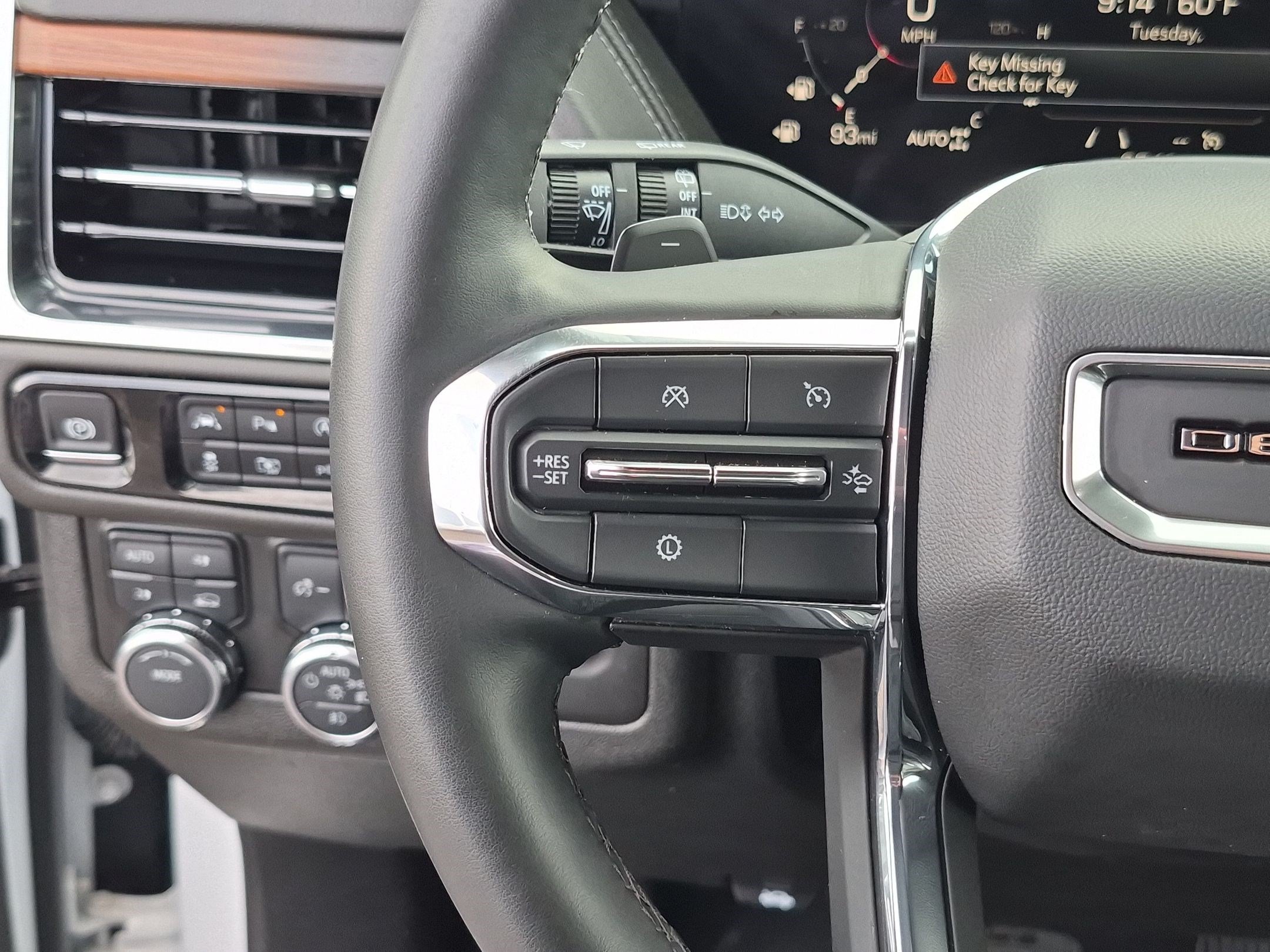 Used 2025 GMC Yukon XL Denali AWD/4WD image 17