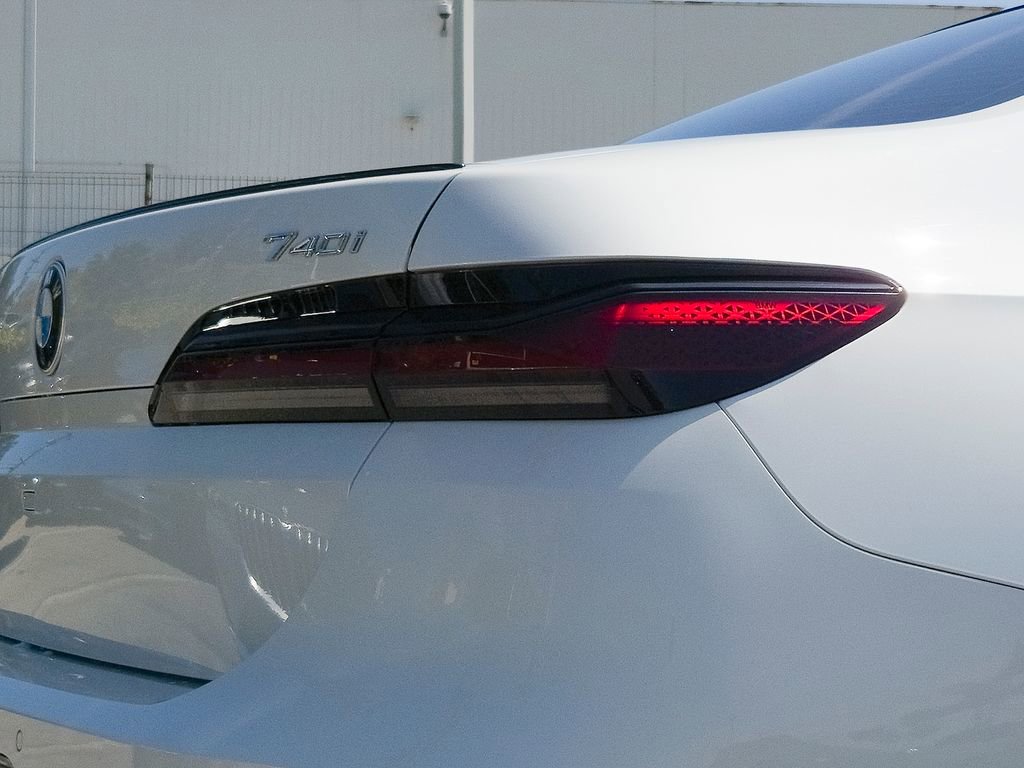 Used 2023 BMW 740i w/ Parking Assistance Package image 5