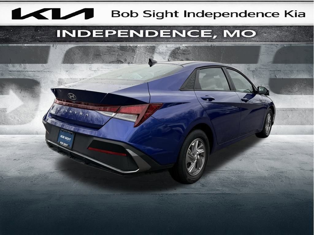 Used 2024 Hyundai Elantra SE image 11