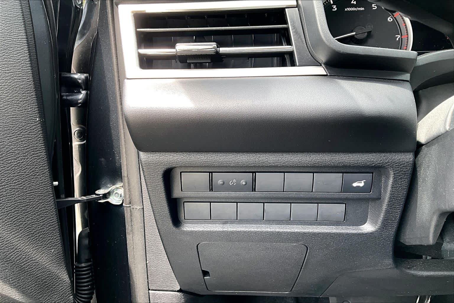 Used 2025 Mitsubishi Outlander SE AWD/4WD image 34