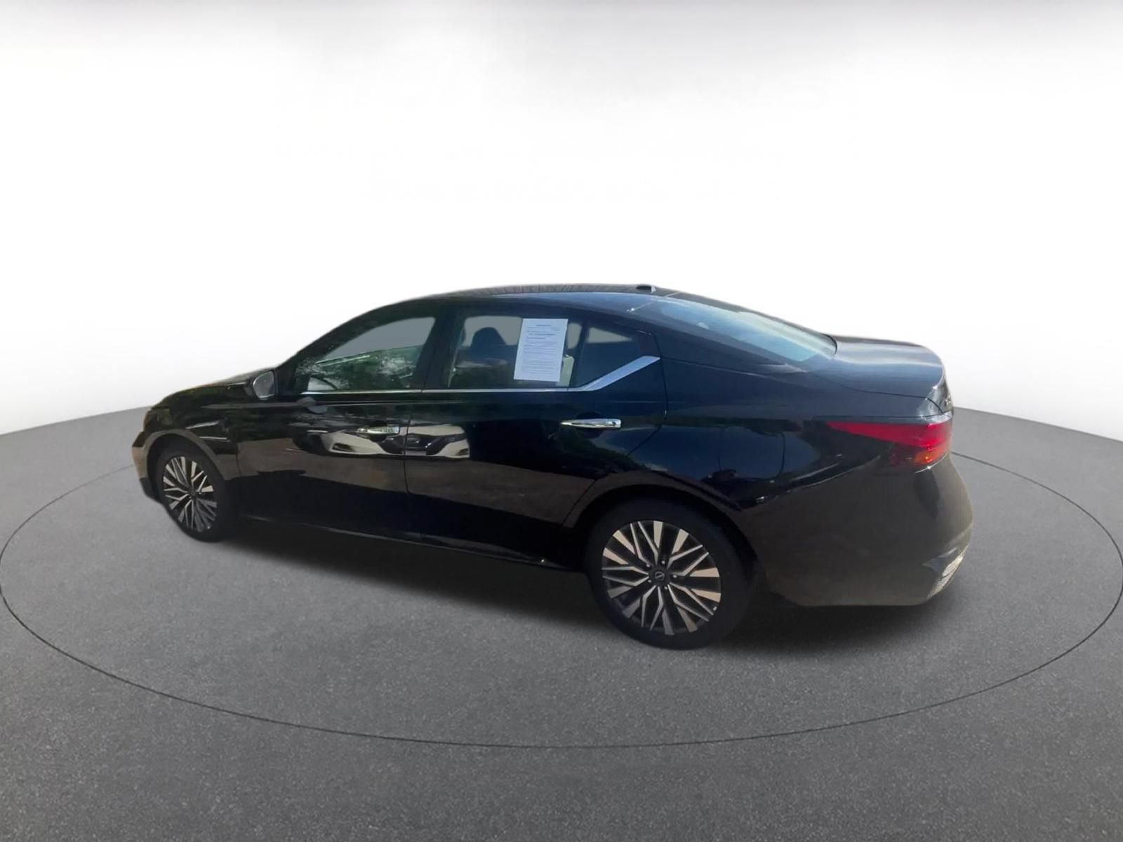 Used 2025 Nissan Altima 2.5 SV FWD image 9