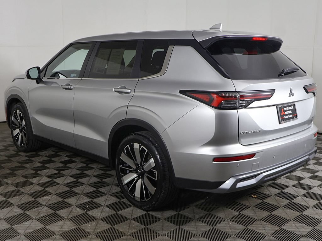 Used 2025 Mitsubishi Outlander SE FWD image 10