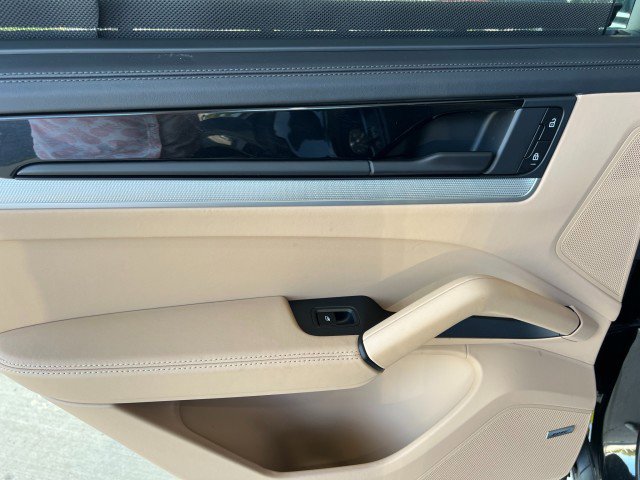 Used 2024 Porsche Cayenne Coupe image 39