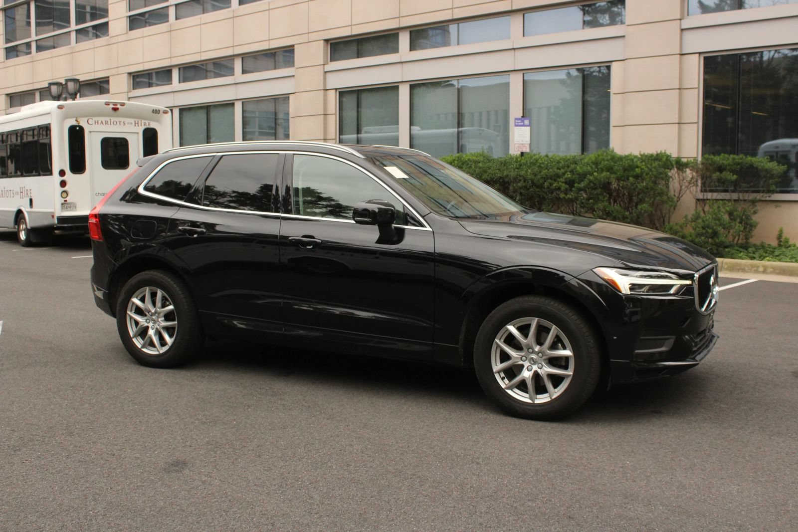 Used 2019 Volvo XC60 T5 Momentum w/ Multimedia Package AWD/4WD image 2