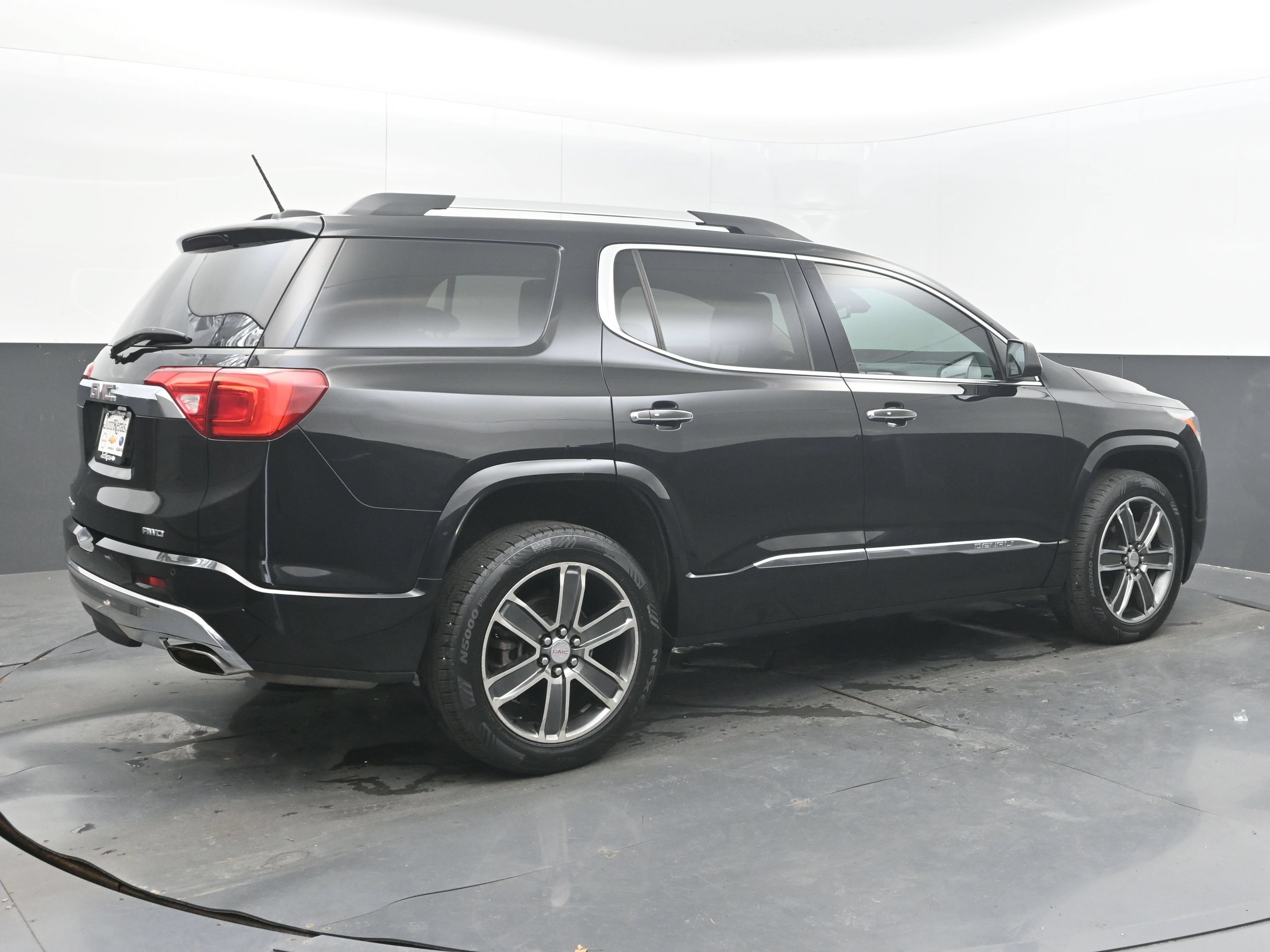 Used 2018 GMC Acadia Denali w/ Technology Package AWD/4WD image 9