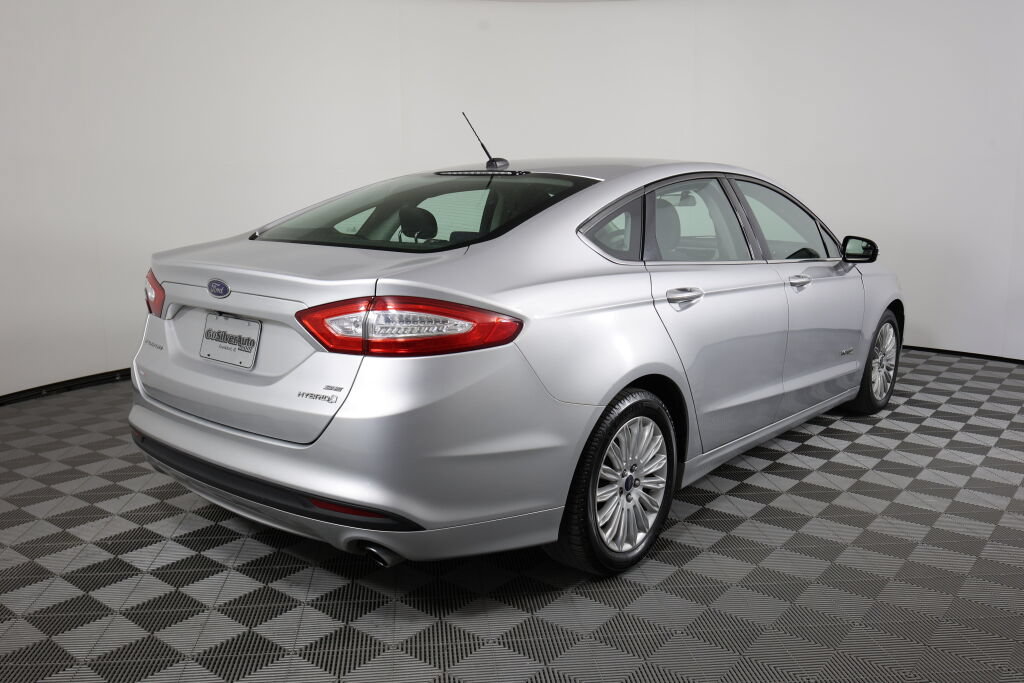 Used 2015 Ford Fusion SE FWD image 2