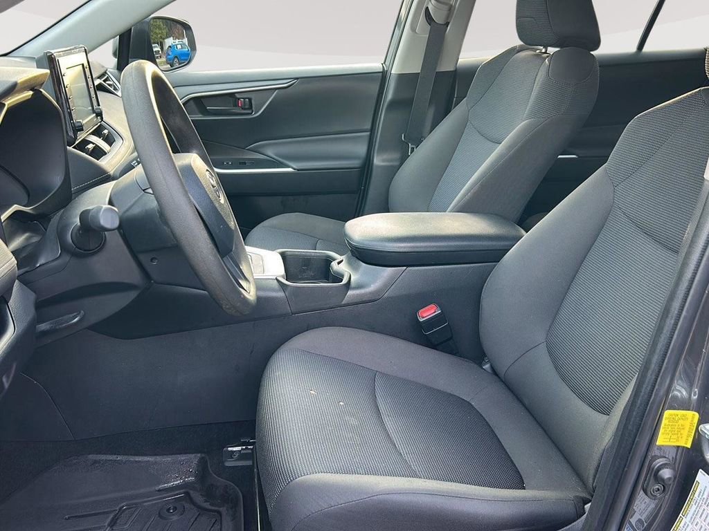 Used 2022 Toyota RAV4 LE image 10