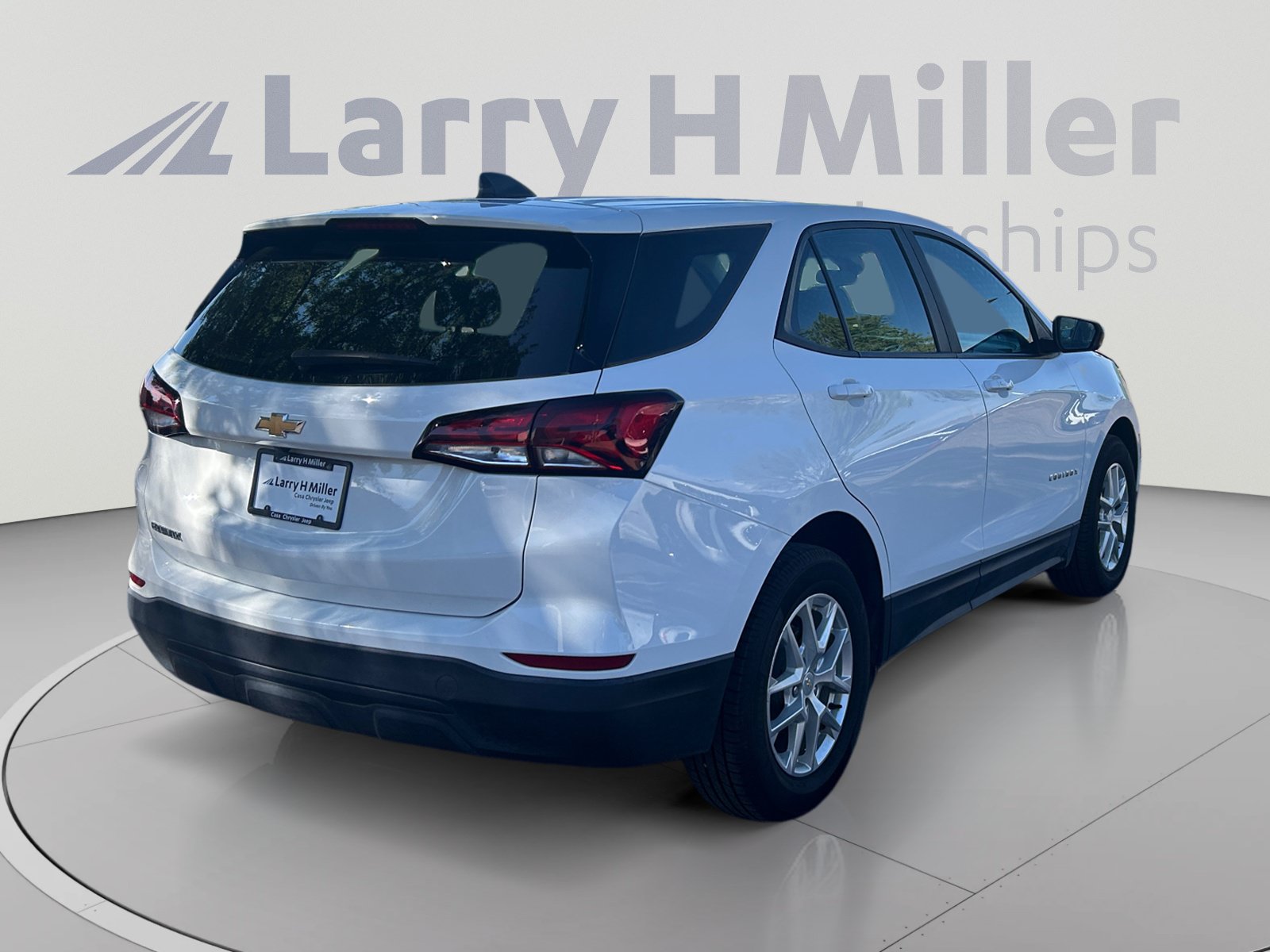Used 2022 Chevrolet Equinox LS w/ LPO, Floor Liner Package FWD image 5