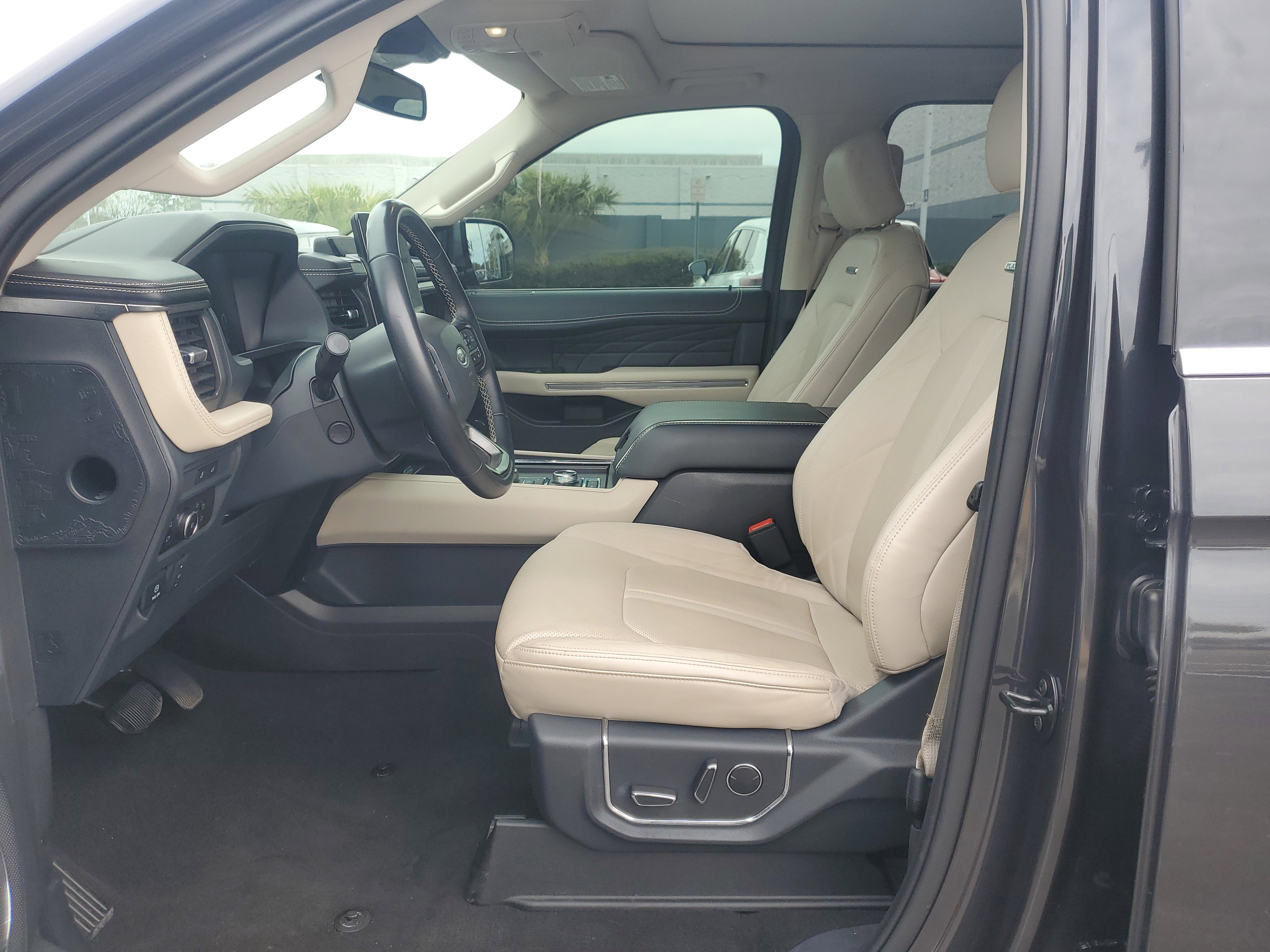 Used 2023 Ford Expedition Platinum image 13