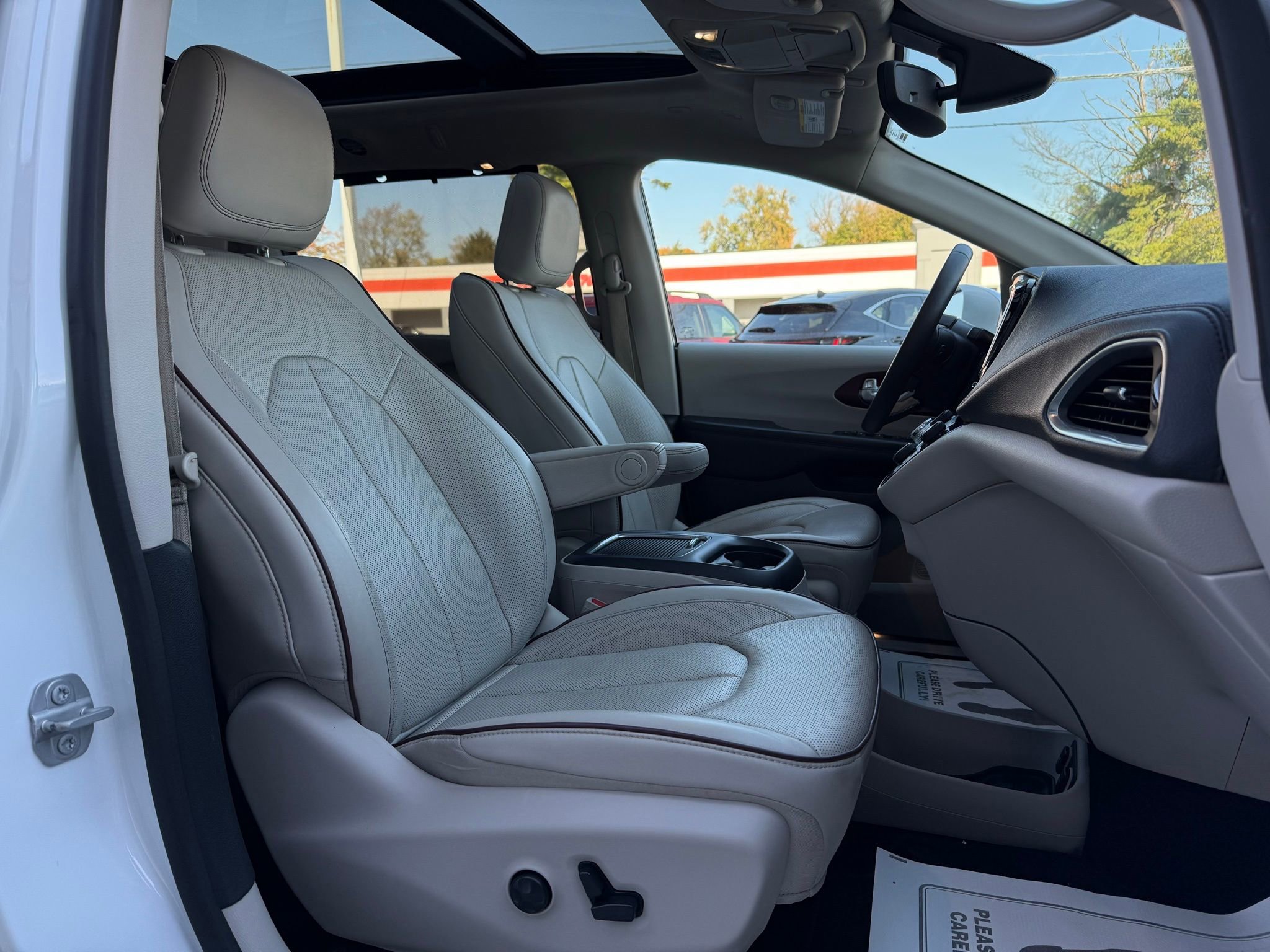 Used 2020 Chrysler Pacifica Limited image 14