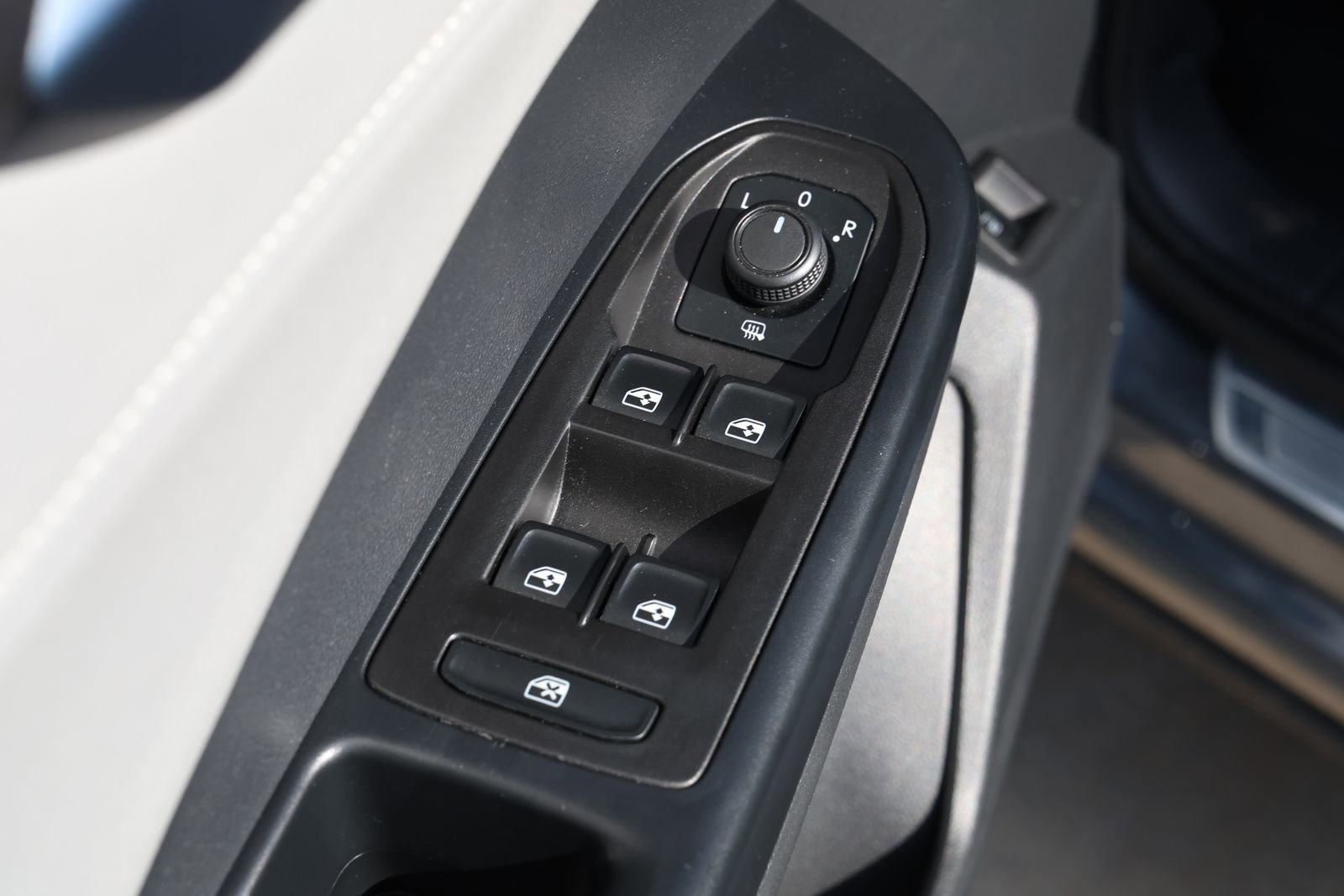 Used 2024 Volkswagen Taos SE image 29