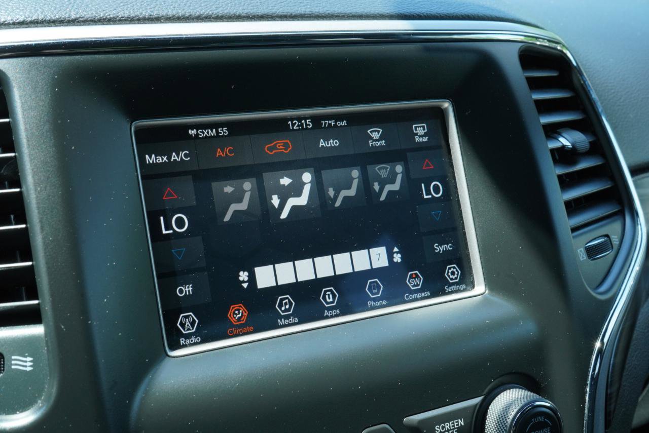 Used 2019 Jeep Grand Cherokee Laredo AWD/4WD image 31