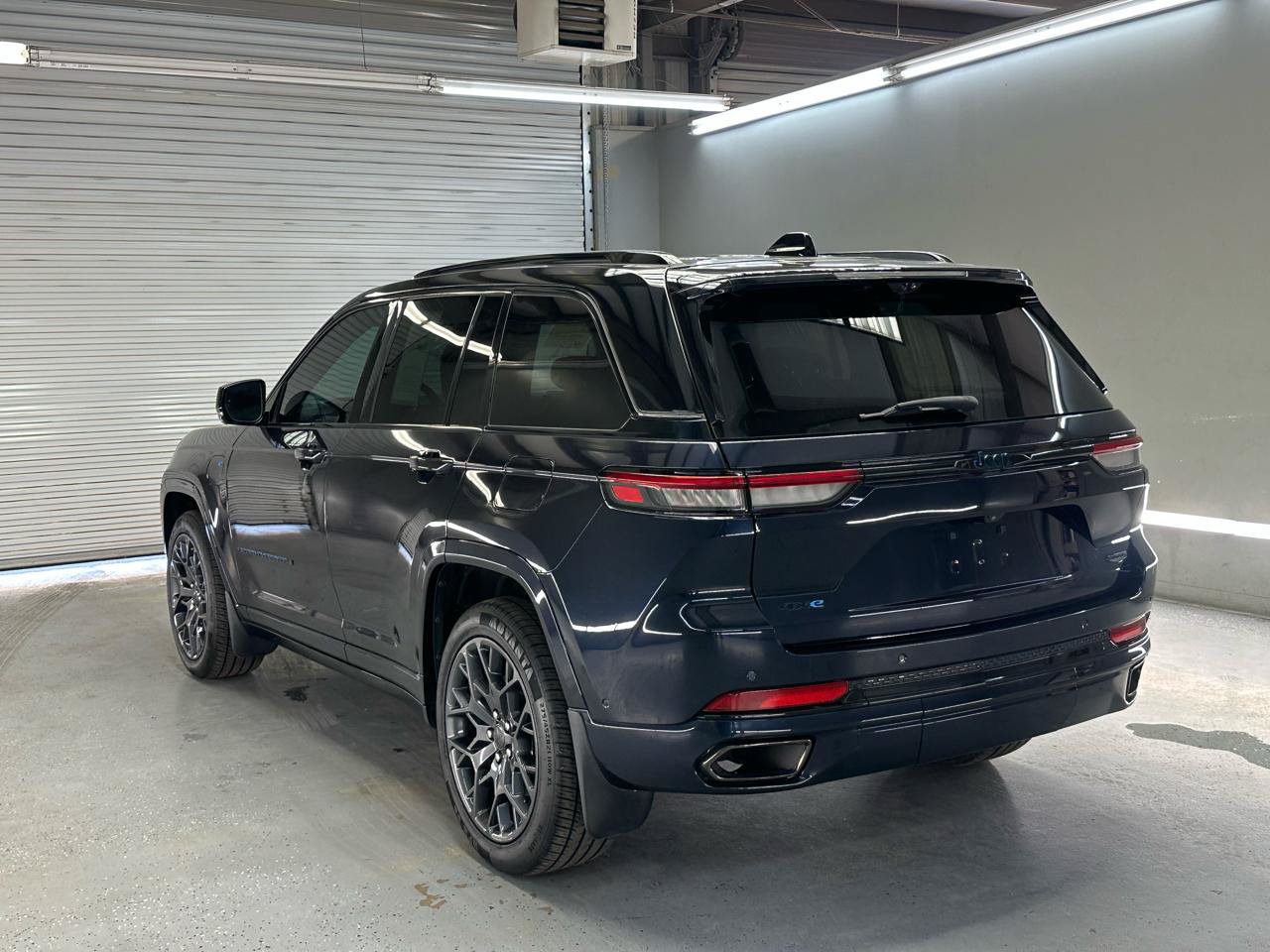 Used 2023 Jeep Grand Cherokee Summit AWD/4WD image 7