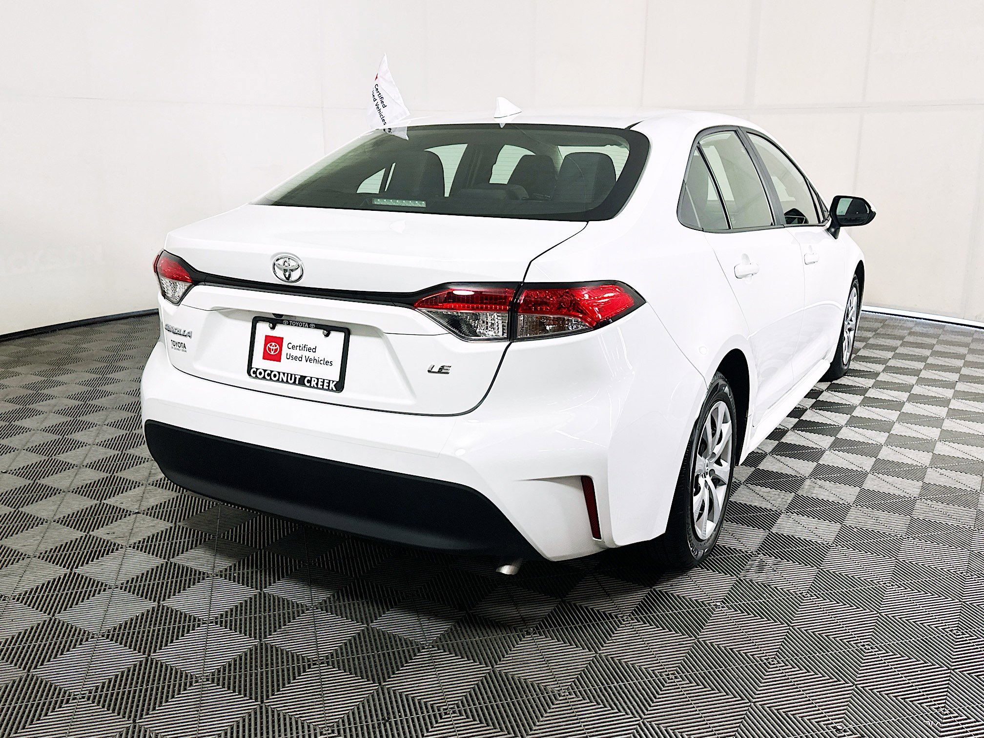 Used 2023 Toyota Corolla LE FWD image 3