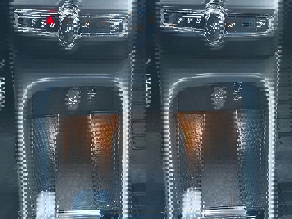 Used 2021 Volvo XC40 T4 R-Design w/ Advanced Package image 22