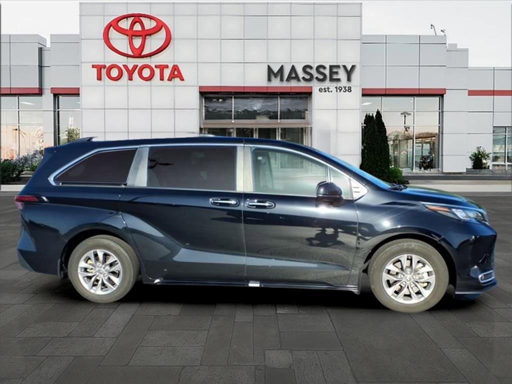 Used 2024 Toyota Sienna XLE image 25