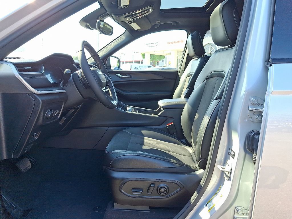 Certified 2024 Jeep Grand Cherokee Altitude AWD/4WD image 13