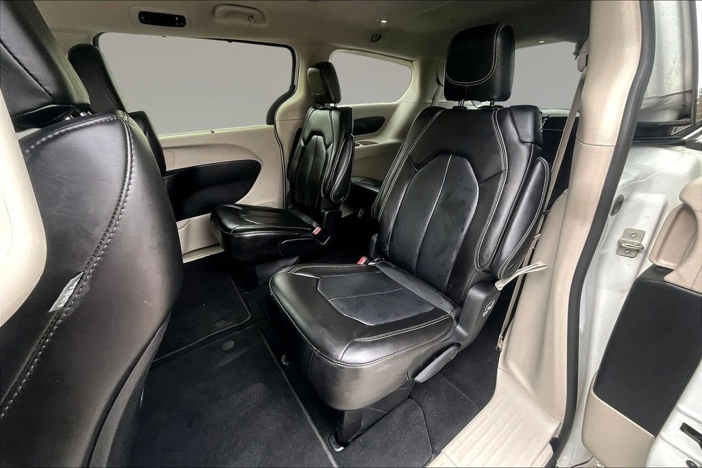 Used 2023 Chrysler Pacifica Touring-L image 20