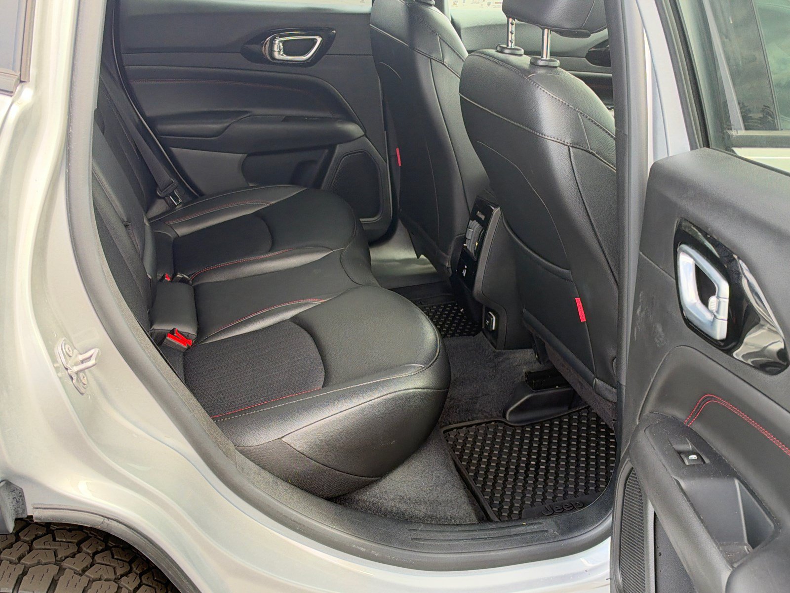 Used 2025 Jeep Compass Trailhawk w/ Trailhawk Convenience Group AWD/4WD image 15