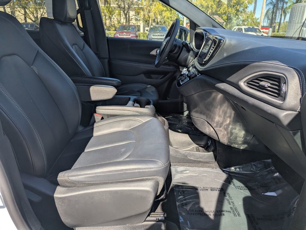 Used 2025 Chrysler Pacifica Select image 10