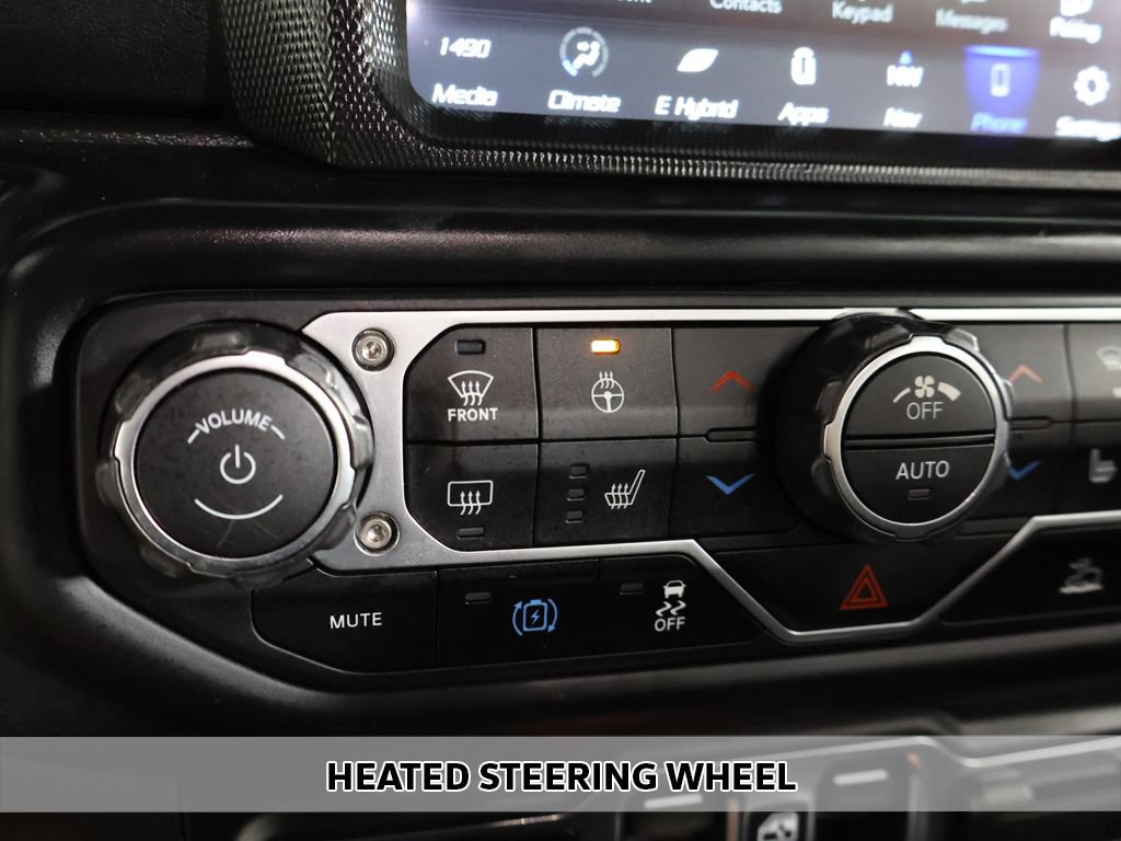 Used 2022 Jeep Wrangler Unlimited Sahara w/ Cold Weather Group AWD/4WD image 4