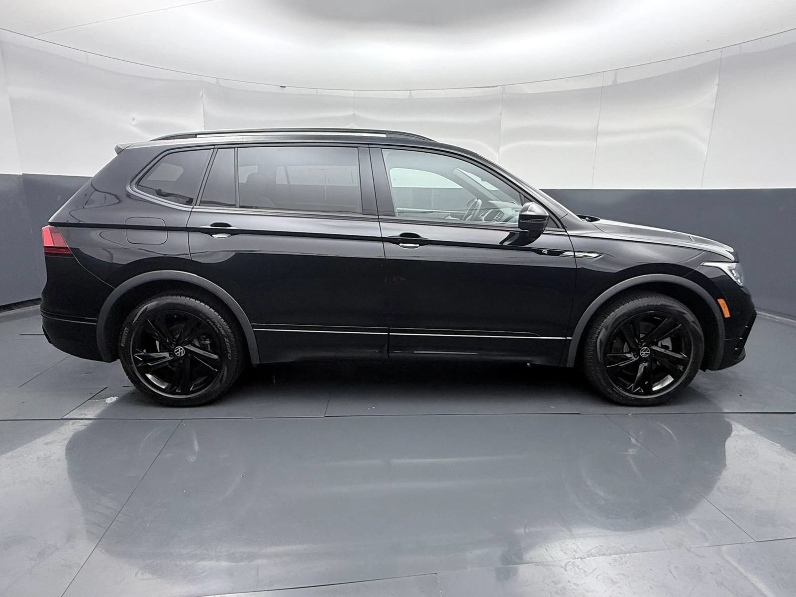 Used 2023 Volkswagen Tiguan SE R-Line AWD/4WD image 7