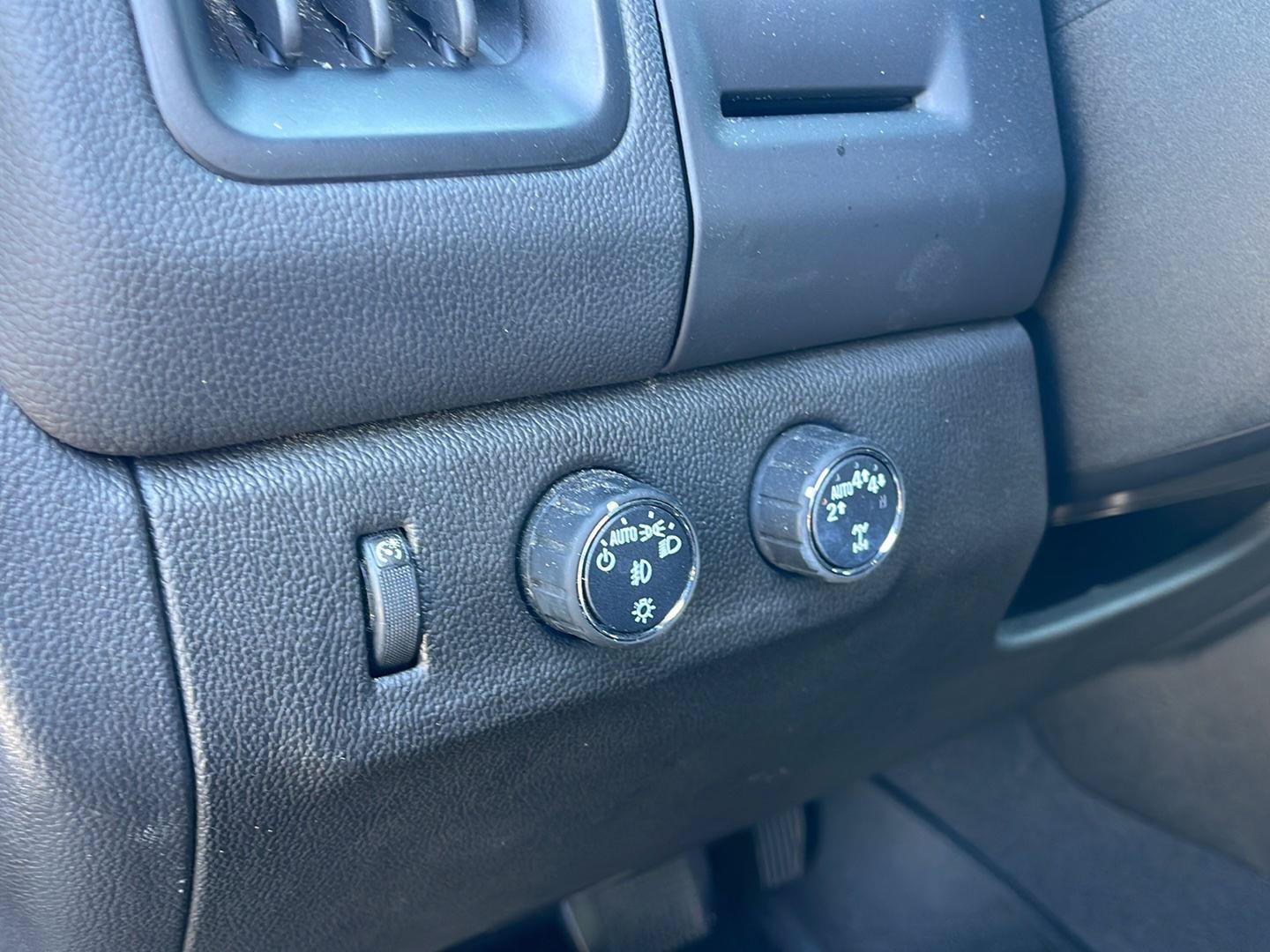 Used 2022 Chevrolet Colorado LT w/ LT Convenience Package AWD/4WD image 18