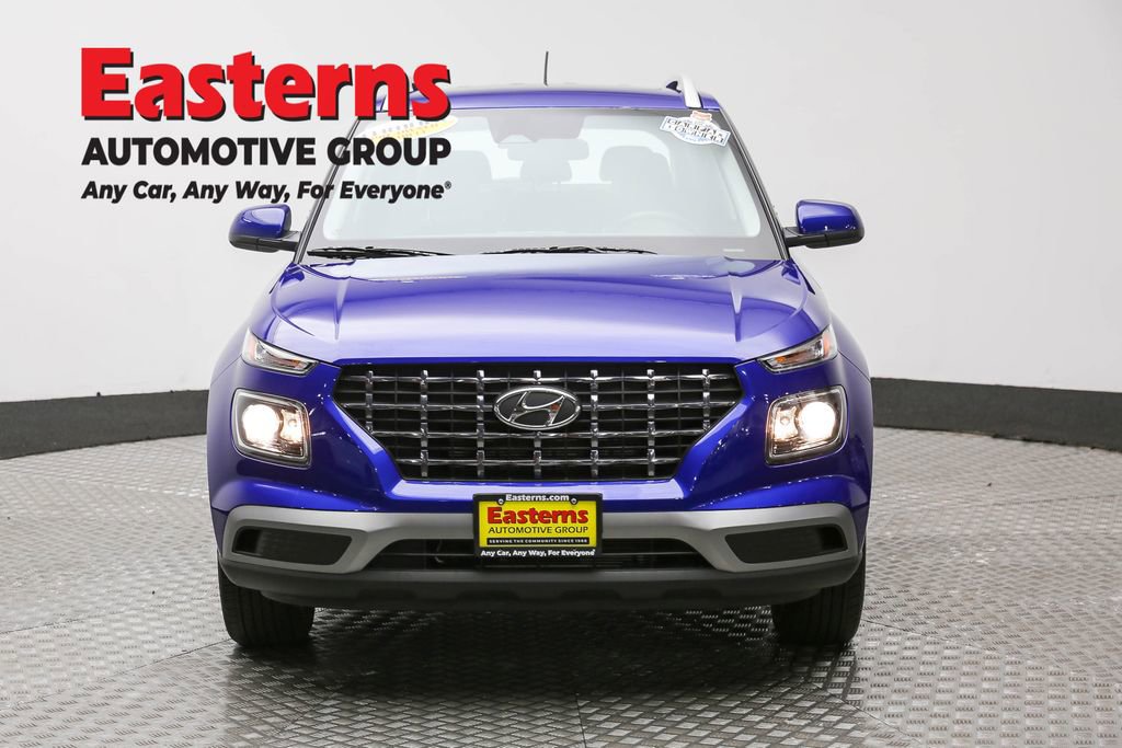 Used 2025 Hyundai Venue SEL image 2